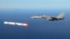 Ракета "Томахоук", ескортирана от американски изтребител F-14.