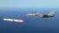 Ракета "Томахоук", ескортирана от американски изтребител F-14.