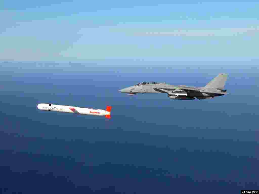 یک تاماهاوک در حالت کروز در کنار یک اف-۱۴ نیروی دریایی آمریکا بر فراز جنوب کالیفرنیا در سال ۲۰۰۴کی‌یف بارها خواستار دسترسی به موشک‌های دوربرد آمریکایی شده است. در سال ۲۰۲۴، رئیس‌جمهور اوکراین، ولودیمیر زلنسکی، اشاره کرد که کی‌یف درخواست تاماهاوک کرده بود. طبق گزارش‌ها، یک مقام کاخ سفید در آن زمان این درخواست را «کاملاً غیرقابل‌اجرا» خواند.