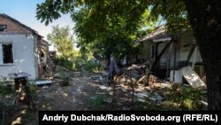 Житловий будинок і двір у селі Опитне, що прямо навпроти Донецького аеропорту, 11 серпня 2018 року