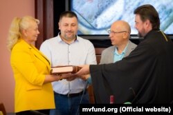 Фундатори видання передають Мазепинське Євангеліє в Національний заповідник «Софія Київська». Зліва направо: директорка заповідника Неля Куковальська, майстер-палітурник Геннадій Темнишев, посол Ігор Осташ та митрополит Олександр