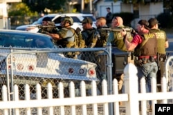 ساعاتی پس از حمله مهاجمان به مرکز معلولان در سن‌برناردینو، پلیس با آنها در منطقه‌ای مسکونی درگیر شده است.