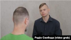 Цей засуджений (сидить спиною) – єдиний зі співрозмовників Радіо Свобода, хто визнав що вчинив злочин проти України, коли передавав дані співрозмовникам з РФ про розташування сил оборони України. Розмову веде журналіст Олександр Матюшенко