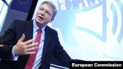 Комиссар ЕС Штефан Фюле  выступает во время конференции, июнь 2013 г.