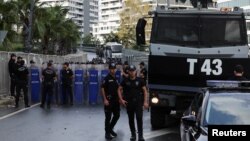 Թուրքիա - Ոստիկանները Ժողովրդա-հանրապետական կուսակցության Ստամբուլի գրասենյակի մոտ, 8-ը սեպտեմբերի, 2025թ.