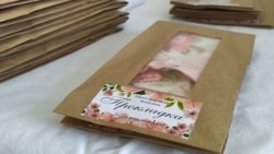 Аялдар үчүн эко-жаздыкчаларды тиккен ата-кыз