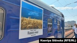 Війна очима американця. Потяг із світлинами Говарда Баффета запустили в Україні (фотогалерея)