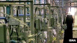 ايران روز چهارشنبه اعلام كرد كه اولين مرحله آزمايشى نيروگاه اتمى بوشهر با قراردادن ميله هاى سوخت مجازى در داخل راكتور آغاز شد.