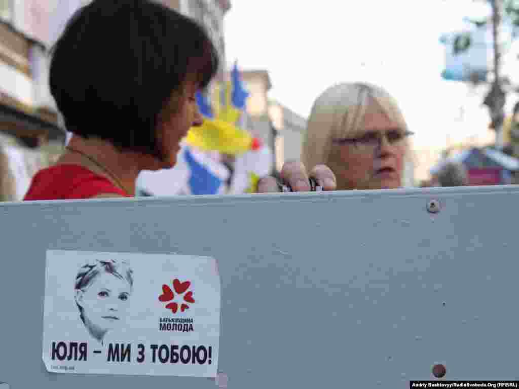 Міліція обнесла наметове містечко на Хрещатику біля Печерського райсуду Києва подвійним кордоном металевої огорожі.