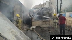 Эта фотография, обнародованная на сайте МЧС Узбекистана, как утверждают очевидцы, была сделана после того, как пожар, продолжавшийся четыре часа, потух сам собой.