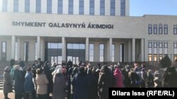 Чогулган аялдар акимдин чыгышын талап кылышты, бирок шаар башчысы алардын арыз-муңун уккан жок. 