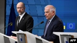 Високий представник ЄС із закордонних справ і політики безпеки Жозеп Боррель (праворуч) та прем’єр-міністр України Денис Шмигаль дають пресконференцію після засідання Ради асоціації Україна-ЄС у Брюсселі, 20 березня 2024 року