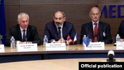 Премьер-министр Армении Никол Пашинян (в центре), Париж, 14 сентября 2018 г.  