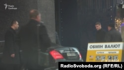 Автівки, якими користується Фукс, заїжджають до бізнес-центру, де розташовується Коломойського