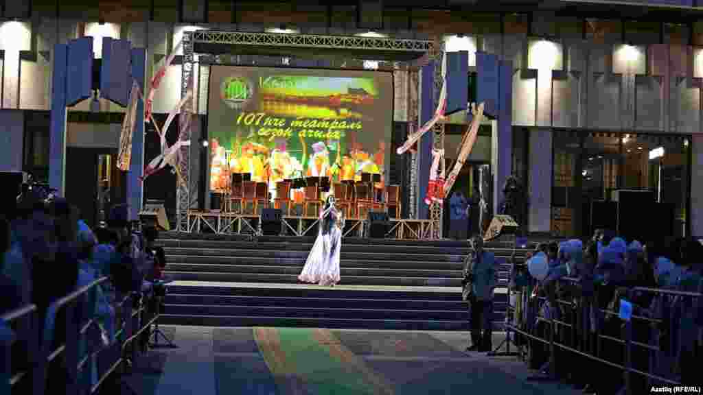 Камал театры каршында яңа сезон ачу тантанасы. Алинә Шәрипҗанова җырлый.&nbsp;