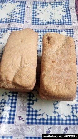 Aşgabadyň döwlet dükanlarynda satylýan 'buhanka' çöregi. Oktýabr, 2020 ý. Aşgabat