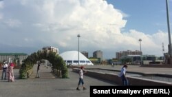 Горожане на площади, которую собираются назвать в честь первого президента Казахстана. Уральск, 6 июня 2018 года.  