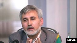 رسانه های نزدیک به اصول گرایان محمدرضا خاتمی را به دلیلی ملاقات با سفیر آلمان به «خیانت» متهم کرده اند.
عکس از مهر