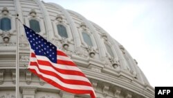 پرچم ایالات متحده در مقابل ساختمان کنگره
