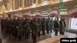 Саҳнае аз машқҳои низомиёни тоҷикро дар Маскав корбарони Радиои Озодӣ фиристоданд