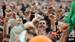 Критиковать власти в пророссийских, прозападных, антироссийских и антизападных позициях – это дело вкуса, благо, политика достаточно комплиментарна и, конечно же, можно делать и то и другое