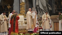 Վատիկան - Հռոմի պապ Ֆրանցիսկոսը Հայոց ցեղասպանության 100-րդ տարելիցին նվիրված Պատարագ է մատուցում Սուրբ Պետրոսի տաճարում, 12-ը ապրիլի, 2015թ., լուսանկարը՝ Հայաստանի նախագահի աշխատակազմի լրատվականի 