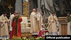 پاپ فرانسیس (در وسط)