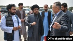 Заместитель председателя Совбеза Кыргызстана Таалатбек Масадыков (справа) с представителями правительства талибов. 