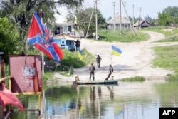 Лінія розмежування подекуди проходить прямо по Сіверському Дінцю. Село Жовте, Луганська область