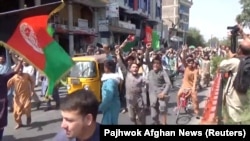 Աֆղանստան, մարդիկ դրոշները ձեռքներին մասնակցում են «Թալիբան» շարժման դեմ ցույցին, 18-ը օգոստոսի, 2021թ.
