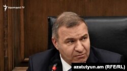 Депутат оппозиционной парламентской фракции «Процветающая Армения» (ППА) Микаэл Мелкумян на парламентском брифинге,13 ноября 2019 г.