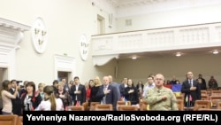 Ірина Костенко разом з іншими депутатами Запорізької міської ради на першій сесії ради, листопад 2015 року