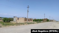 Сгоревшие дома в селе Максат на границе с Таджикистаном. 2 мая 2021 года. 