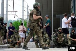 Вагнэраўцы патрулююць вуліцы Растова. 24 чэрвеня 2023