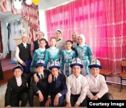 Одина Кочкорова окуучулары менен.