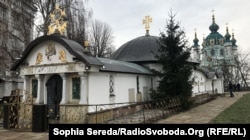 На передньому плані каплиця УПЦ (Московського патріархату), збудована біля фундаменту Десятинної церкви на території Національного музею історії України. Київ, 2 лютого 2018 року