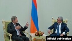 Комиссар ЕС по вопросам расширения и политики соседства Йоханнес Хан (слева) и президент Армении Серж Саргсян, Ереван, 2 октября 2017 г.