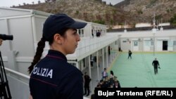 Италиянын полициясынын өкүлү Албаниядагы порттун жанында. 11-октябрь, 2024-жыл.
