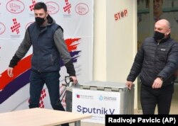 Російську вакцину розвантажують в населеному переважно етнічними сербами боснійському місті Баня-Лука. Лютий 2021 року