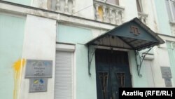 Буяу эзләре калган Мәҗлес бинасы