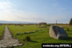 Побач з трактам — музэй ледавіковых валуноў