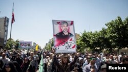 7-июндагы кол салуудан  мерт болгондорду  акыркы сапарга узатуу жөрөлгөсү. Тегеран, 9-июнь, 2017-жыл. 