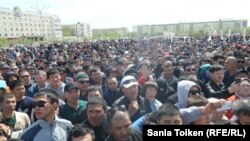 Сотни людей собрались в центре Атырау.  24 апреля 2016 года.