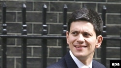 وزیر امورخارجه بریتانیا می گوید به رغم گزارش سازمان برآوردهای اطلاعاتی آمريکا درباره توقف برنامه توليد سلاح اتمی ايران، لندن از دور سوم تحريم عليه تهران حمايت می کند