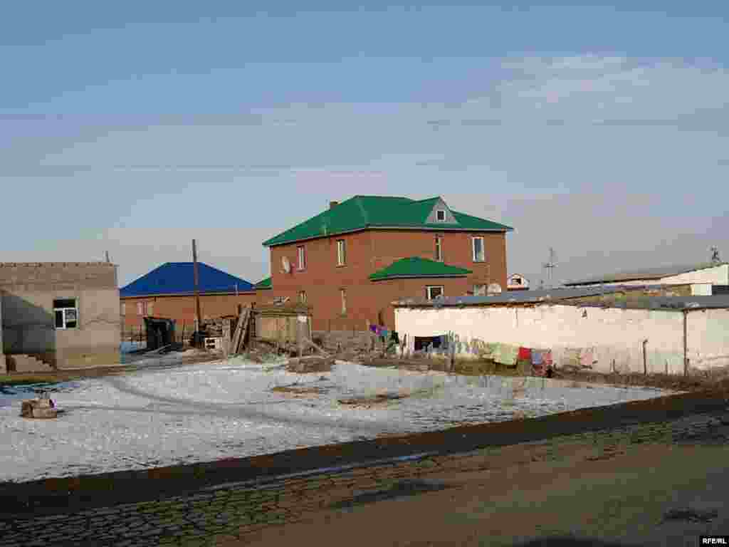 Байлардың еңселі сарайларының көлеңкесінде Қытай мен Моңғолиядан келген оралмандардың  лашықтары да көзге шалынады. - Байлардың еңселі сарайларының көлеңкесінде Қытай мен Моңғолиядан келген оралмандардың  лашықтары да көзге шалынады.