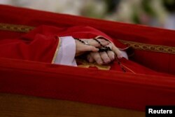 Папа рымскі Францішак у труне