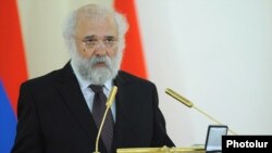 Турецкий правозащитник и публицист Раджып Зараколу выступает в Ереване, после вручения ему награды президента Армении, 29 марта 2012 г.