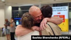 Зустріч Владислава Єсипенка з родиною в аеропорту Праги, Чехія. 22 червня 2025 року