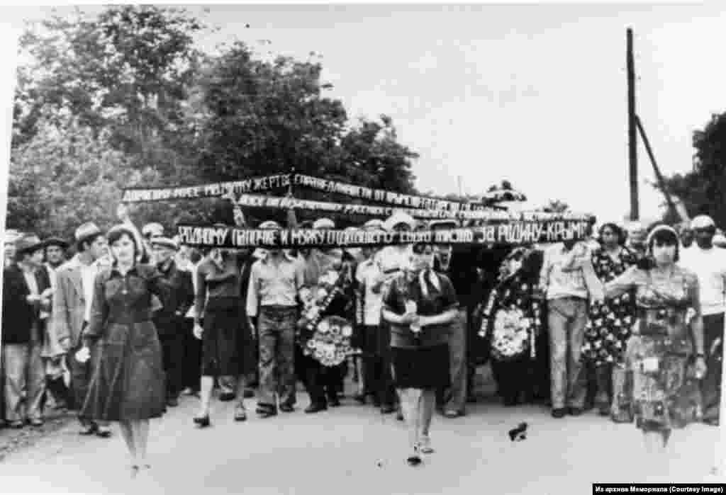 Кырымтатарларны эзәрлекләүгә протест йөзеннән үз-үзен яндырып үтергән Муса Мамут җеназасы.