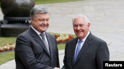 Президент України Петро Порошенко (л) і державний секретар Рекс Тіллерсон, фото архівне